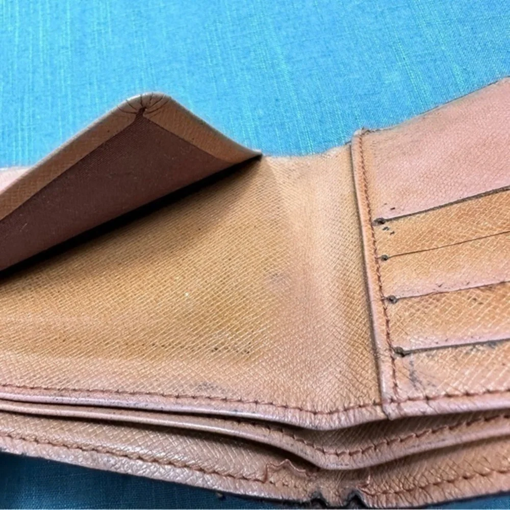 AUTHENTIC Louis Vuitton wallet. Monogram canvas.